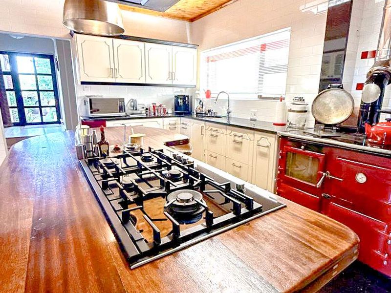 Grand Home For Sale in Klein Windhoek, Windhoek - Photo 4