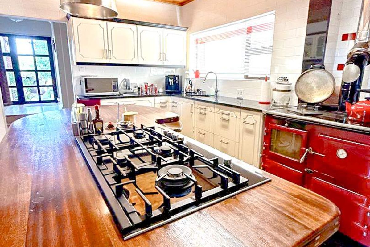 Grand Home For Sale in Klein Windhoek, Windhoek - Photo 4