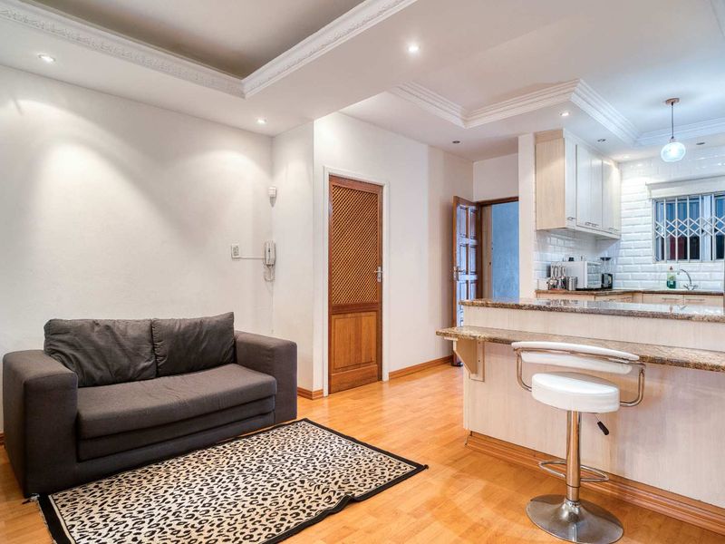 NO STAIRS!! Spacious 3 bedroom 2 bathroom Simplex in sought after Sunningale - Photo 8