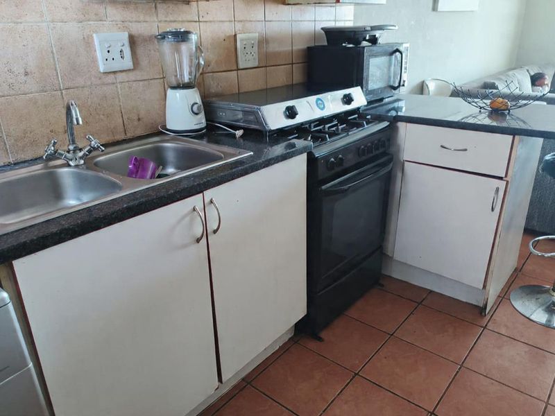 2 bedroom unit with 24 hour security guard! + pool in complex - Photo 4