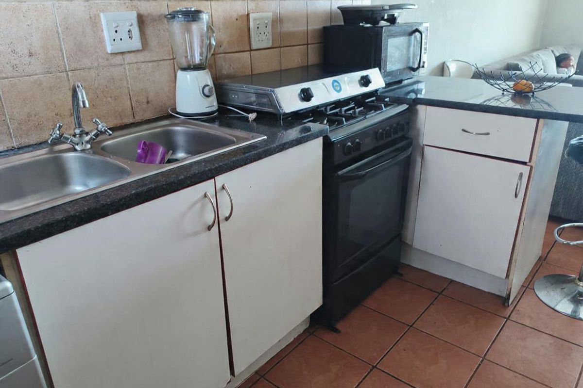 2 bedroom unit with 24 hour security guard! + pool in complex - Photo 4