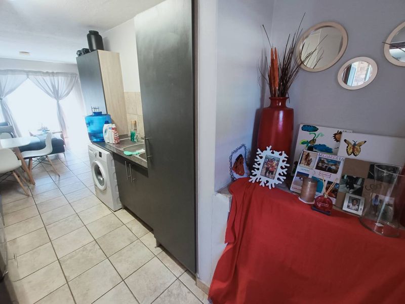 BEAUTIFUL FIRST FLOOR APARTMENT FOR SALE IN ROOIHUISKRAAL!!!!!! - Photo 4