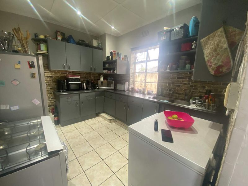 Charming 3 Bedroom home with splash pool for sale - Photo 4