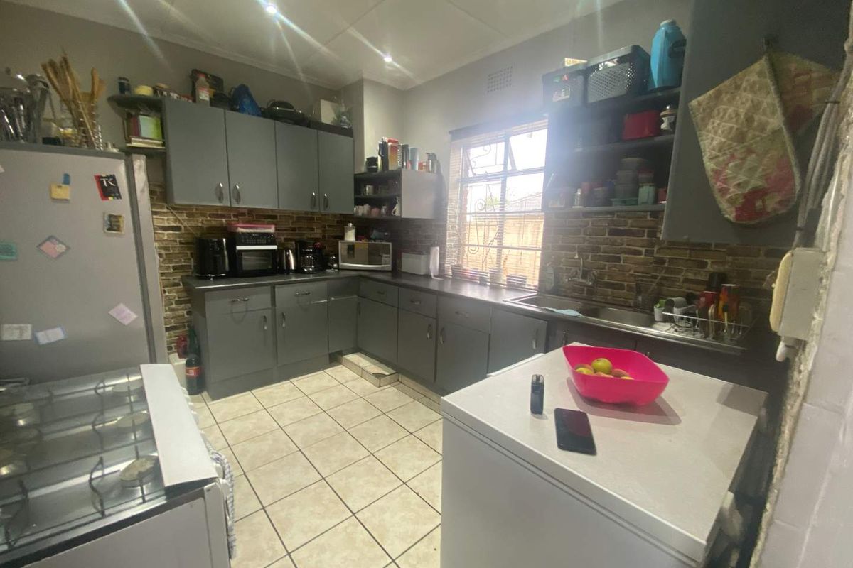 Charming 3 Bedroom home with splash pool for sale - Photo 4