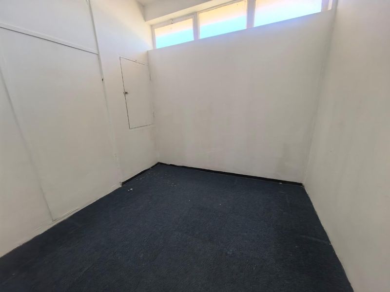 Boost Your Business in this Prime 57m2 Commercial Space! - Photo 3