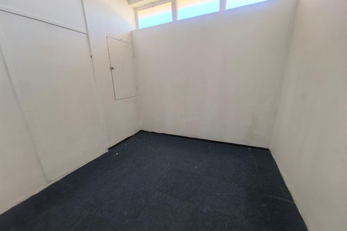 Boost Your Business in this Prime 57m2 Commercial Space! - Photo 3