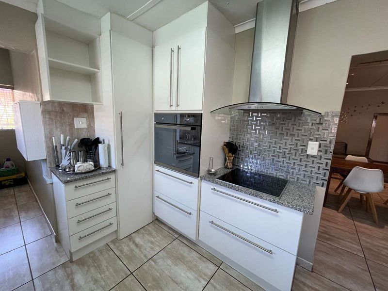 Stunning Family Home with Modern Flat in a Sought-After Neighbourhood - Photo 10