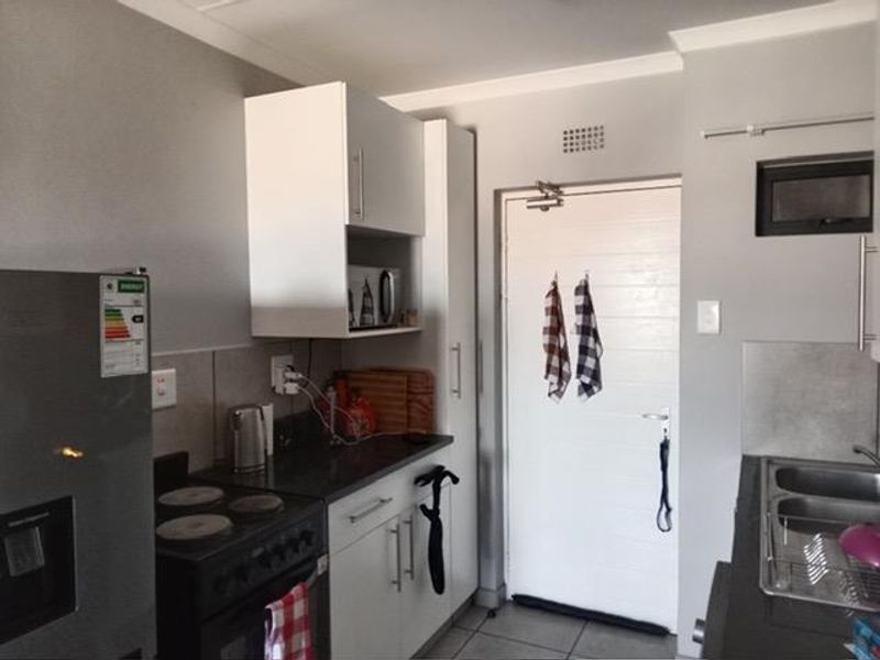 Cranes@Riverside - R 585 000, 2 Beds, 1 Bath - Photo 6