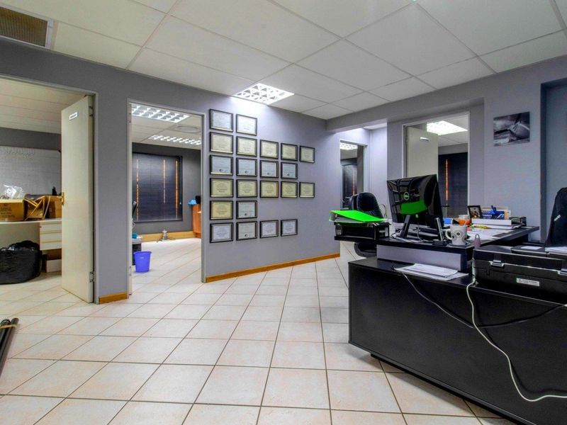 GROUND - FLOOR SUITE FOR SALE - CENTRAL LOCATION. - Photo 5