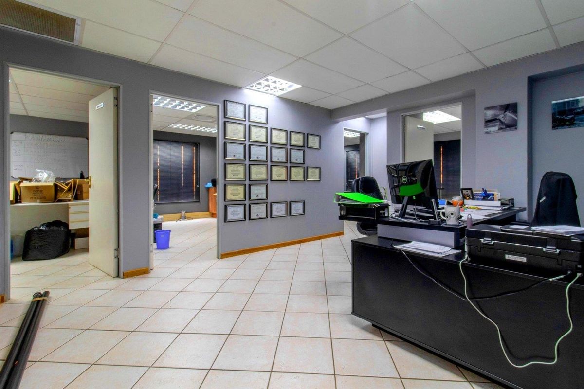 GROUND - FLOOR SUITE FOR SALE - CENTRAL LOCATION. - Photo 5