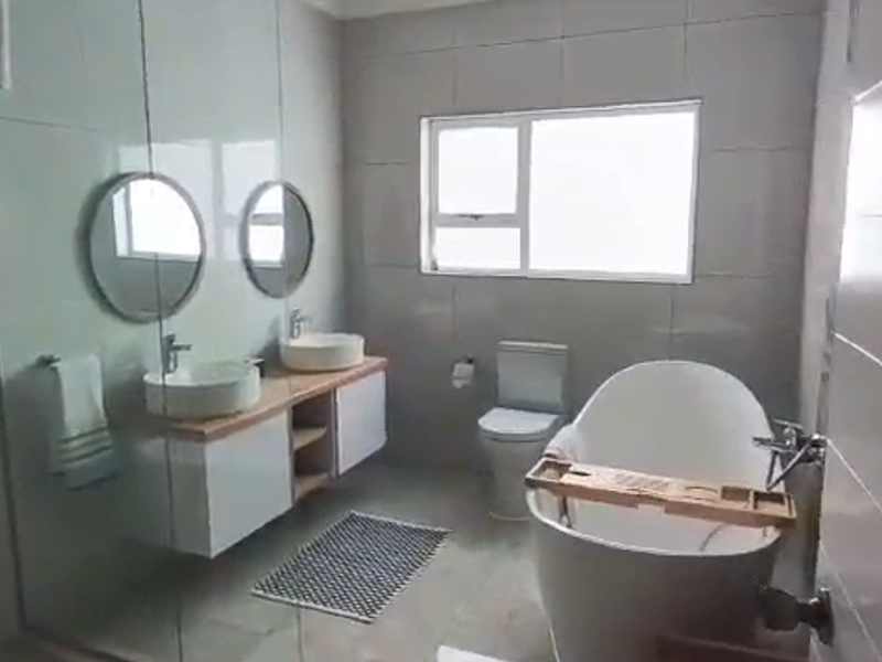 MODERN • STYLISH • SPACIOUS - Photo 2