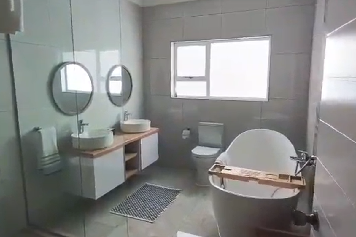 MODERN • STYLISH • SPACIOUS - Photo 2