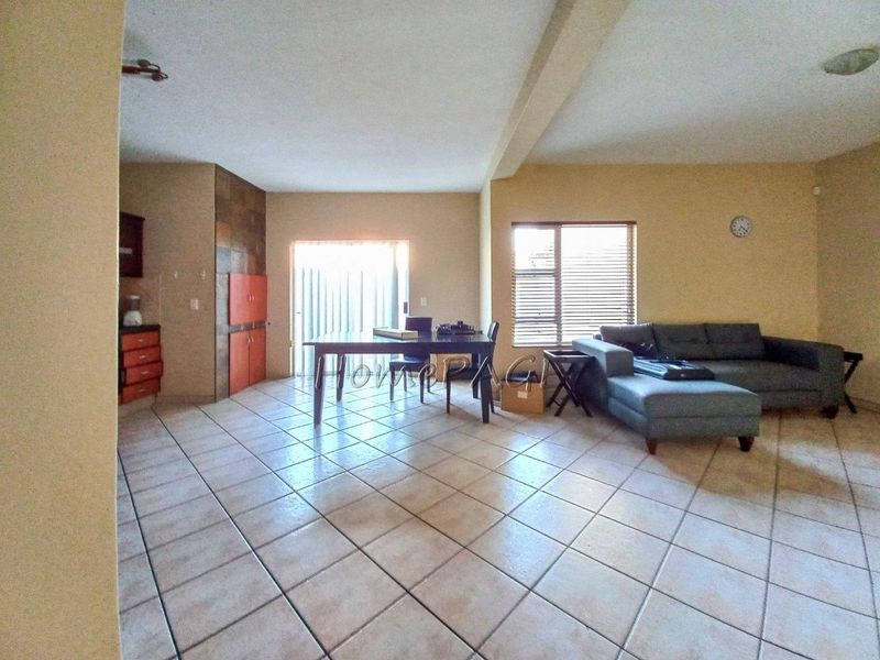 Central, Walvis Bay:  3 Bedr Duplex Unit is for Sale - Photo 4