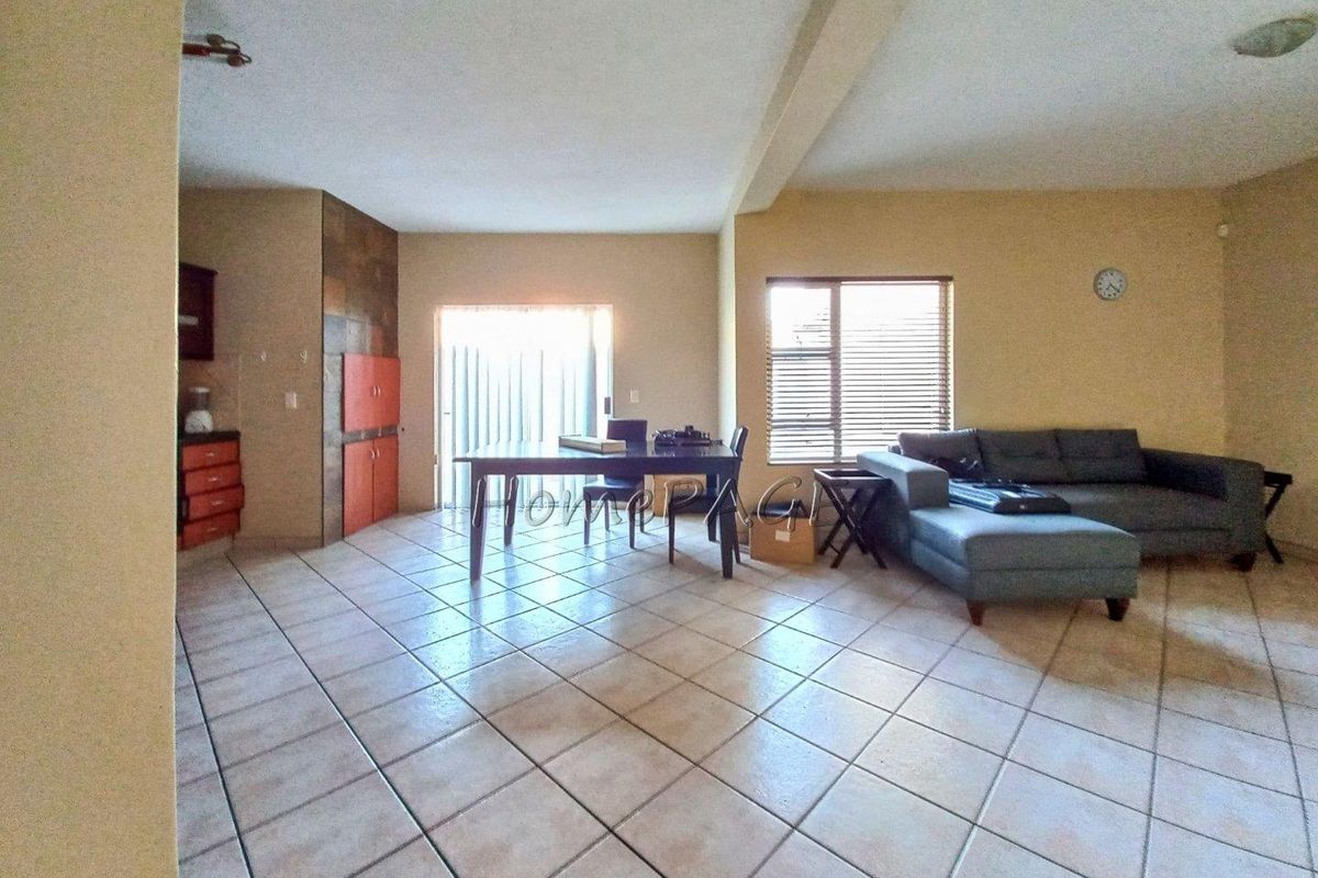 Central, Walvis Bay:  3 Bedr Duplex Unit is for Sale - Photo 4