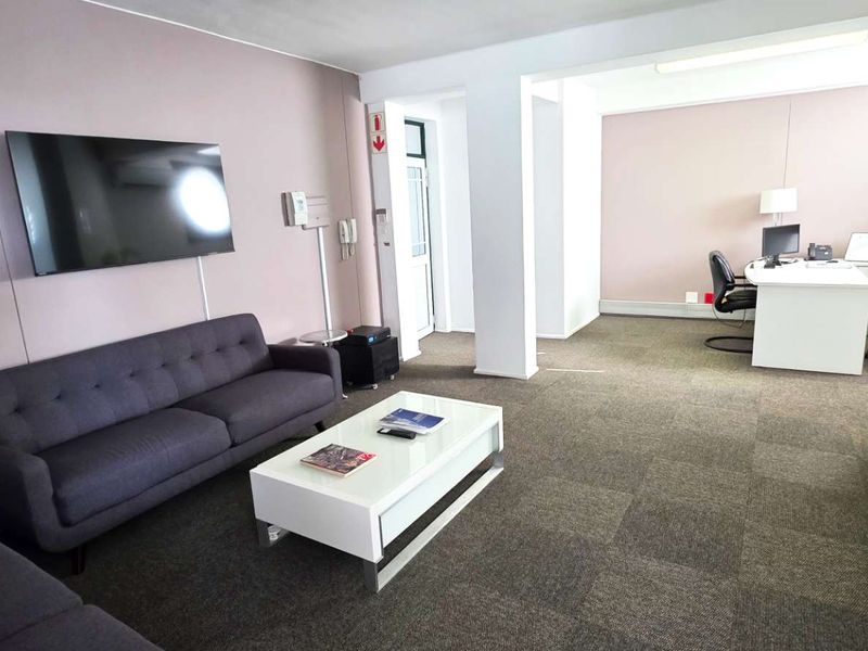 Beautiful Ground Floor Office in Westlake - Photo 3
