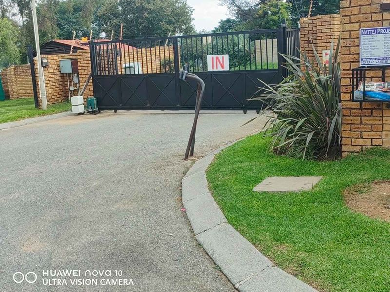 Calling our investors and first time buyers to grab this beautiful 2 bedroom groundfloor Apartment for sale - Photo 3