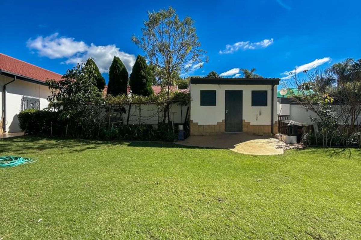 Entertainer’s Dream Family Home in Secure Waterkloof Ridge - Photo 2