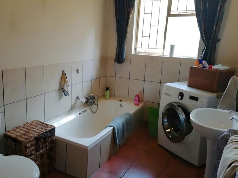 3 Bedroom Home to Rent – Centrally Located with Thatch Roof Charm - Photo 8