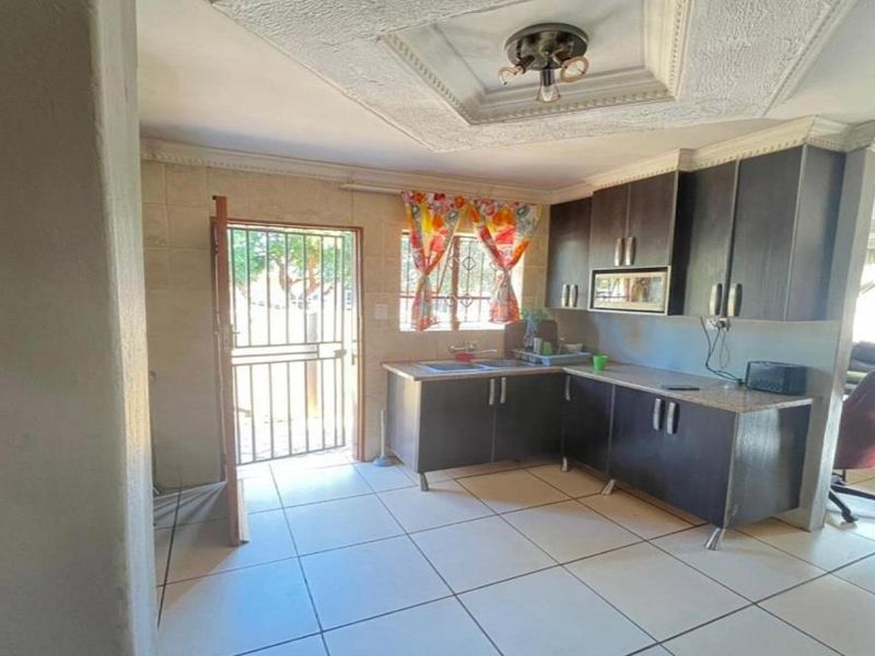 3 Bedroom House for Sale in  Soshanguve East - Photo 2
