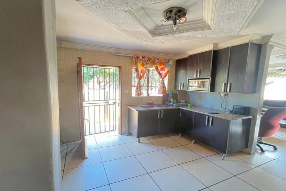 3 Bedroom House for Sale in  Soshanguve East - Photo 2