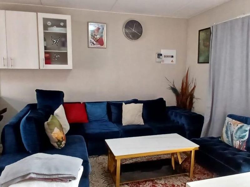 Secure ground-floor living with a private garden and top safety - Photo 3