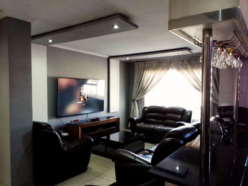 Modern 3 Bedroom Family Home in a Secure Enclosed Area - Photo 6