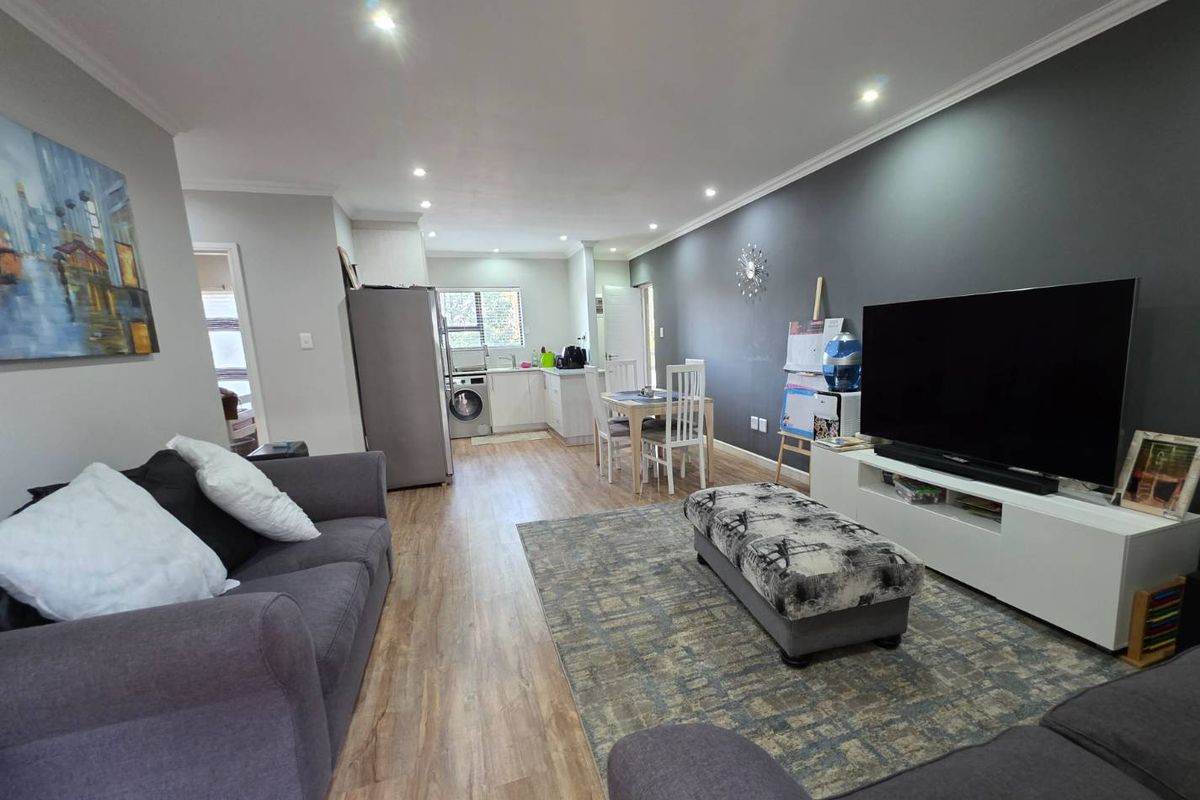 2 Bedroom with 2 Bathrooms on the First Floor For Sale in Emberton Estate. - Photo 2