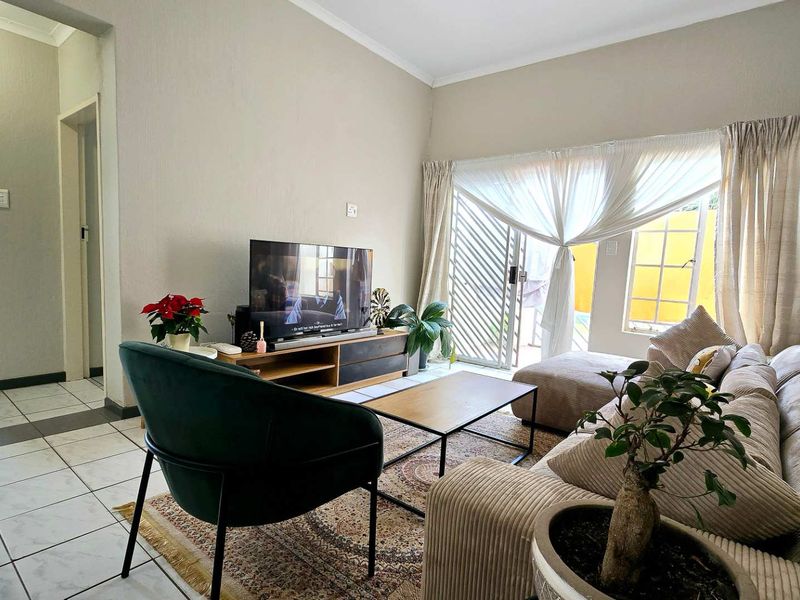 Secure 2-Bedroom Unit in the Heart of Garsfontein - Photo 5