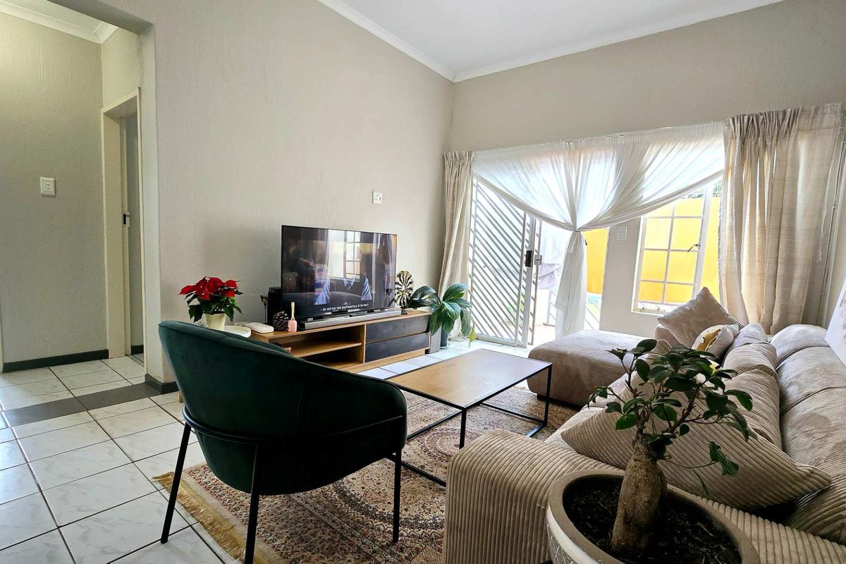 Secure 2-Bedroom Unit in the Heart of Garsfontein - Photo 5
