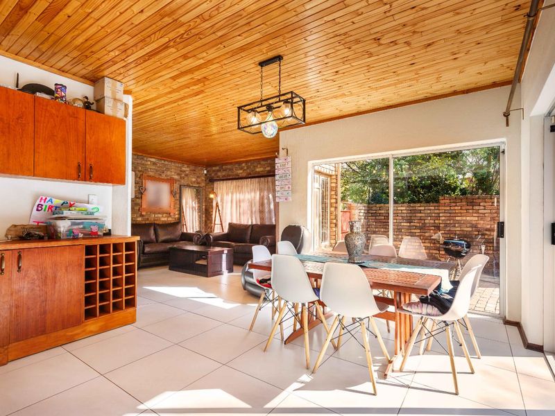 Spacious four-bedroom home on a large stand - Moreleta Park - Photo 8