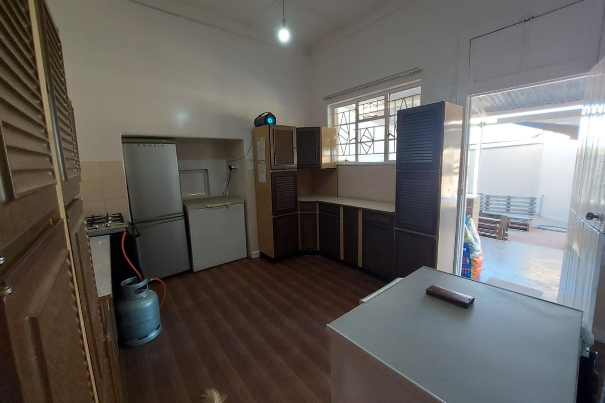 Perfect Blend of Living & Earning - 3 Bedroom House with Self-Contained Flat! - Photo 5