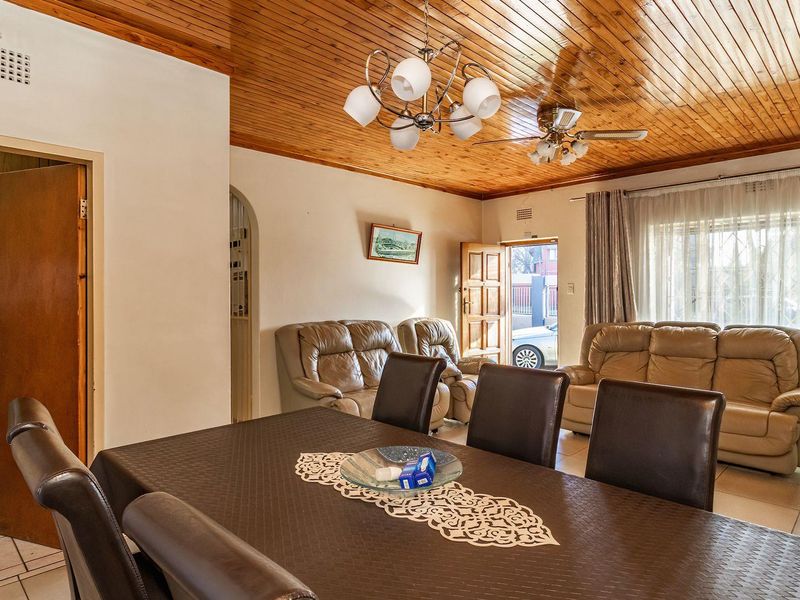 Immaculate Family Home in Rynsoord - Photo 7