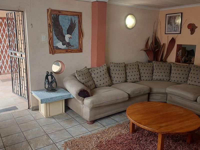 Charming Home with Separate Flatlet & Spacious Backyard - Photo 6