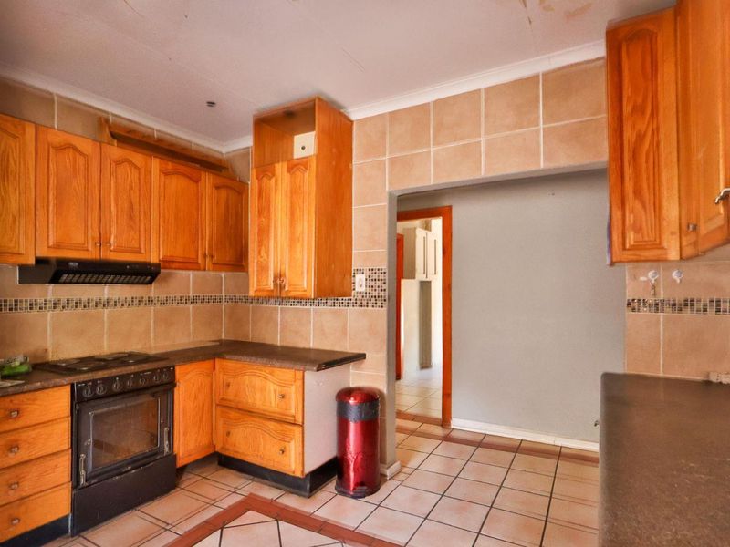 Family Home with Investment Potential in Westdene! - Photo 4