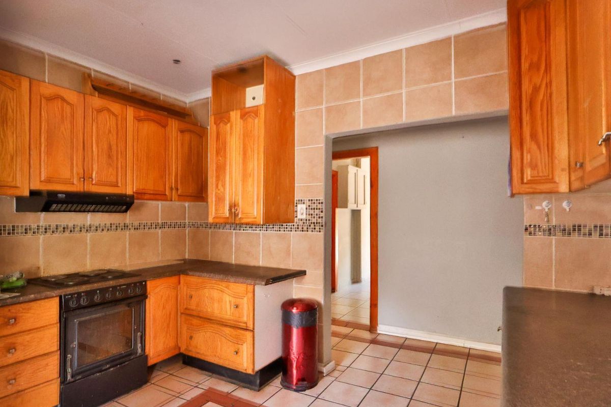 Family Home with Investment Potential in Westdene! - Photo 4