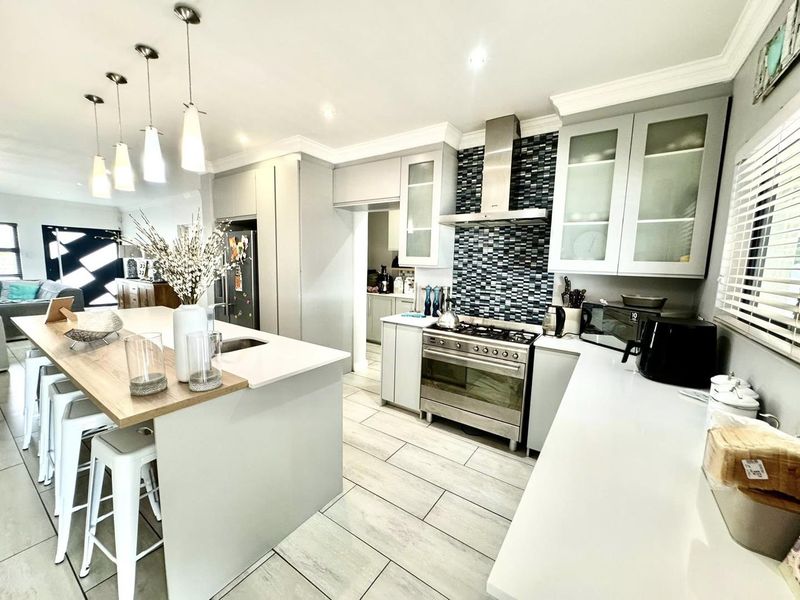 4 Bedroom House For Sale in Elisenheim - Photo 4