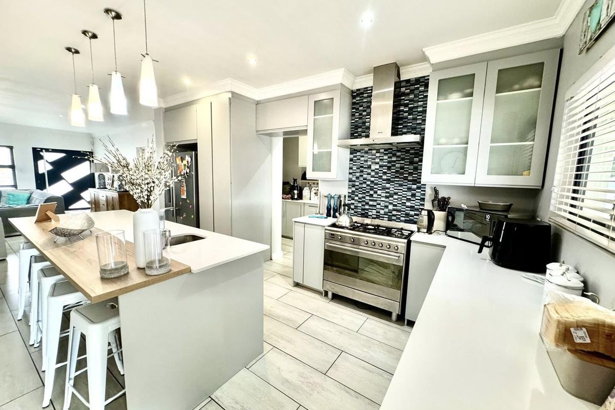 4 Bedroom House For Sale in Elisenheim - Photo 4