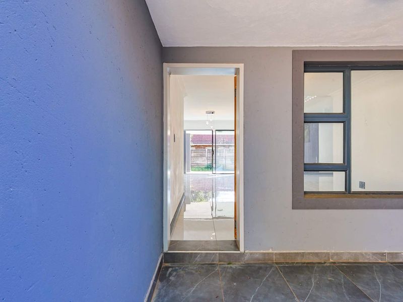 Newly Renovated 6-Bedroom Single-Storey Home with Flatlet – Turnkey Perfection - Photo 3