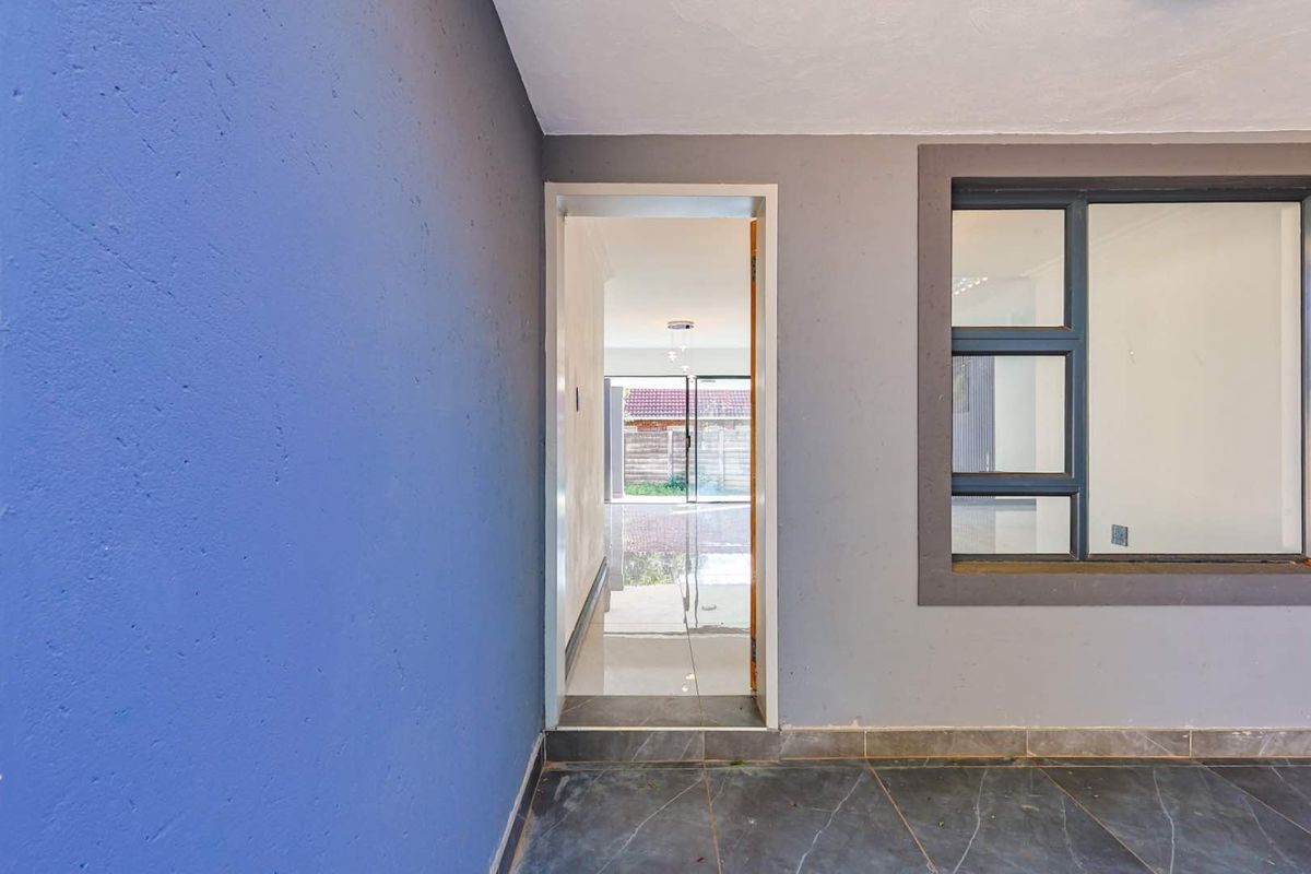 Newly Renovated 6-Bedroom Single-Storey Home with Flatlet – Turnkey Perfection - Photo 3