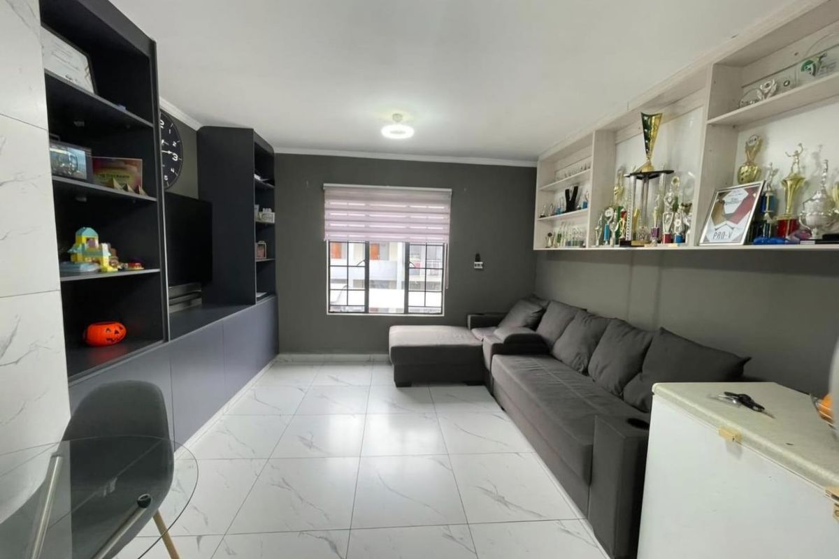FEAST YOUR EYES - RENOVATED AND MODERN!! - Photo 5