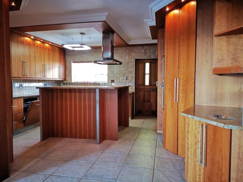 Large family home on corner plot - Photo 4