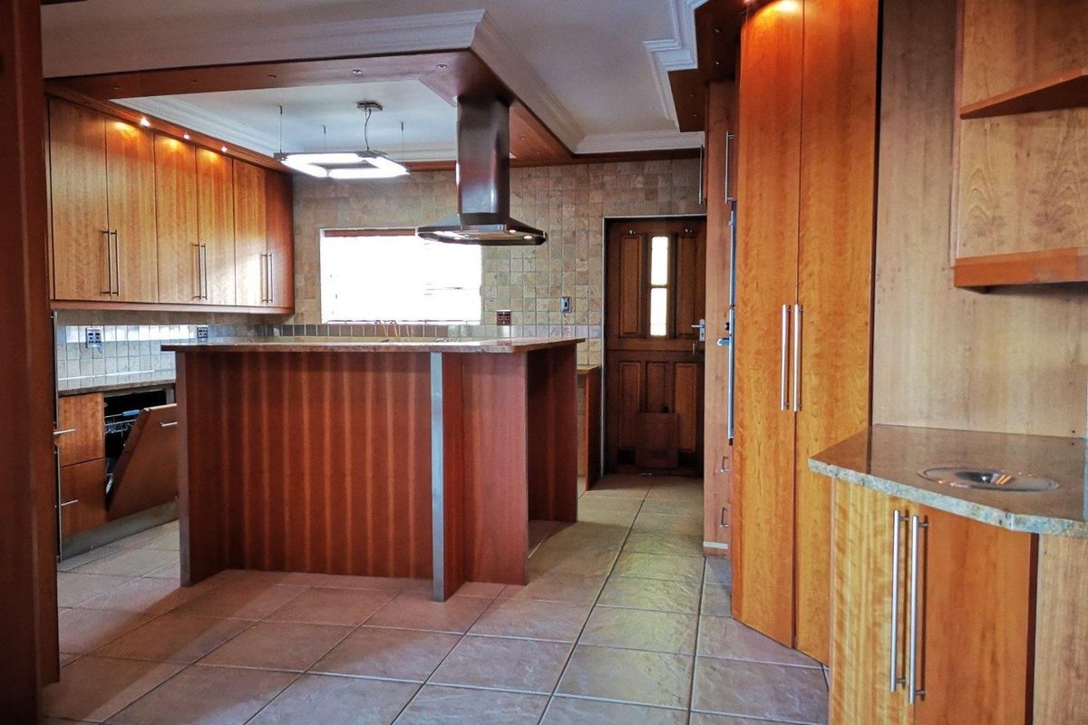 Large family home on corner plot - Photo 4