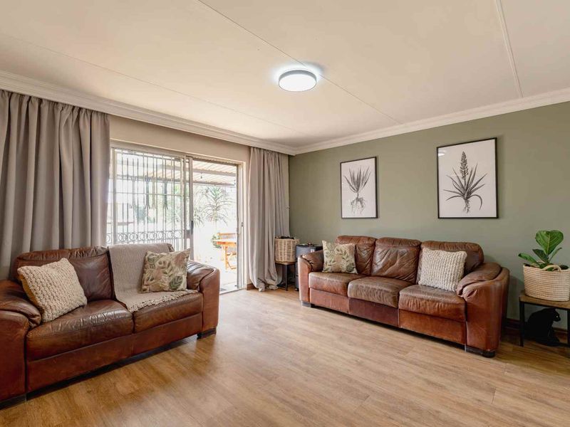 Picture-Perfect Garsfontein Duet with Style, Warmth and Beautiful Finishes - Photo 6