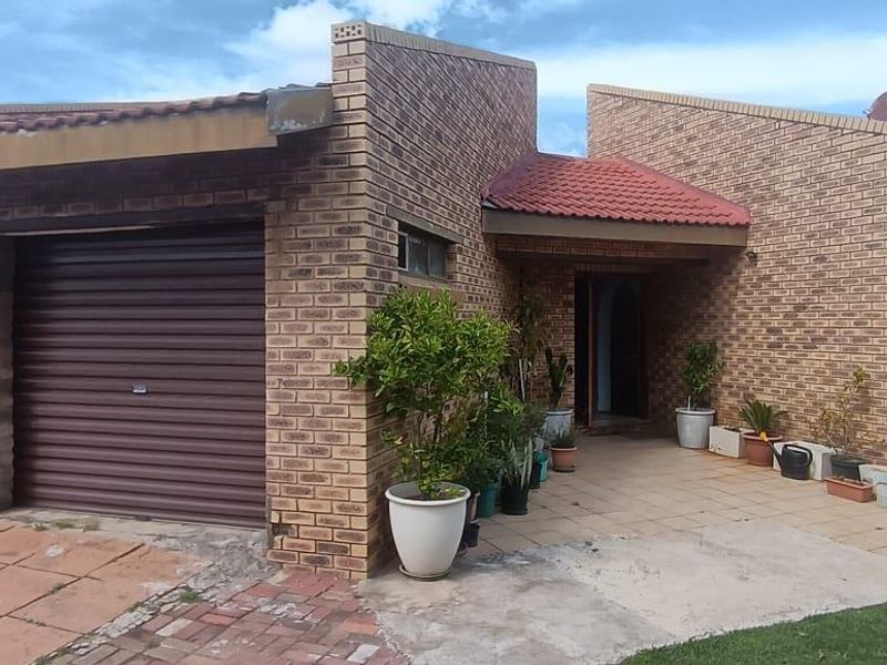 Spacious 4-Bedroom Family Home + Study on a Corner Stand in Quiet Crystal Park Street! - Photo 2