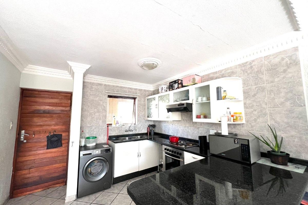 For Sale: Charming First-Floor Three-Bedroom Apartment - Photo 2