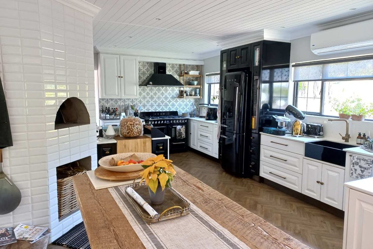 Spectacular family home in a very popular and sought after area. - Photo 2