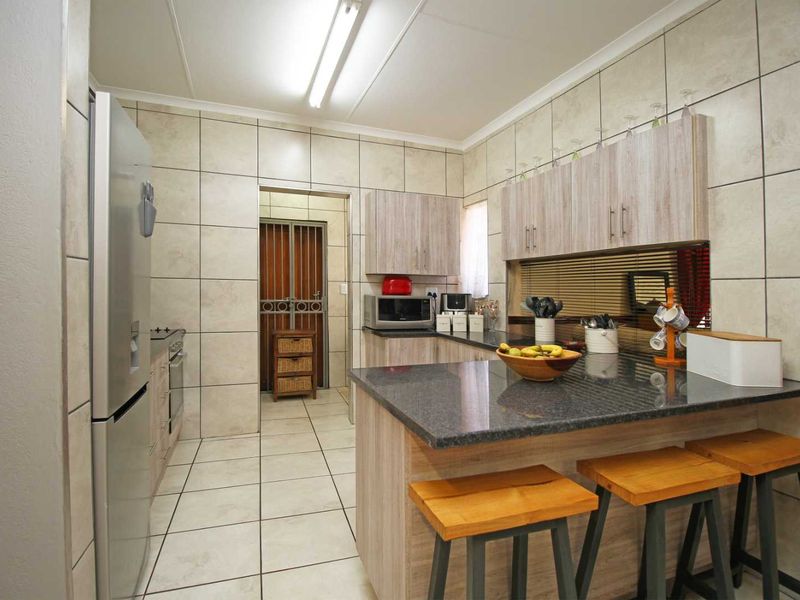 Stunning Family Home with Entertainment Area, Double Garage & Electric Fencing! - Photo 10