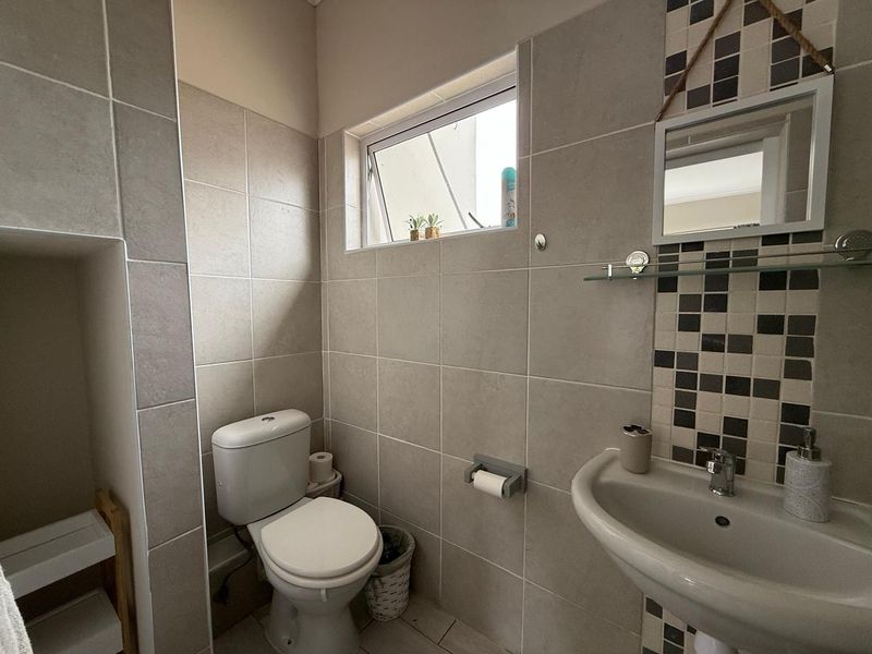 FOR SALE- LARGE 3 BEDROOM HOUSE AND 2 SEPARATE EN-SUITE ROOMS IN HAGE HEIGHTS, SWAKOPMUND, NAMIBIA - Photo 10