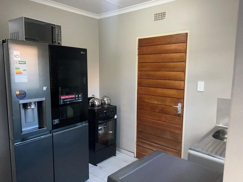 Clayville Ext 45 - R1 350 000 Family Home - Photo 9