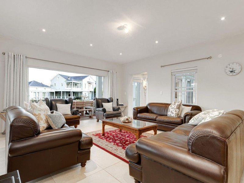 Waterside living pushed to its limit of luxury - Photo 10